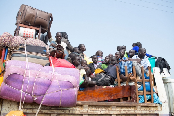Rifugiati dal Sud Sudan arrivano a Elegu, nel nord dell'Uganda