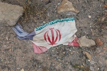 Bandiera dell&rsquo;Iran a terra sotto delle macerie