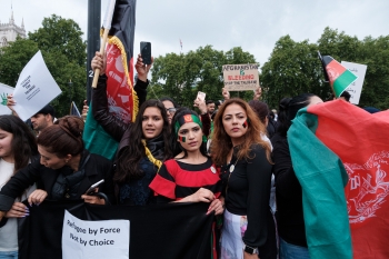 Alcune ragazze durante una protesta afgana a Londra