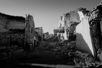 Una strada nel Sinjar, in Iraq, danneggiata dalla guerra 