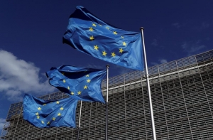 Bandiere dell&rsquo;Unione Europea davanti alla sede della Commissione, Bruxelles  
