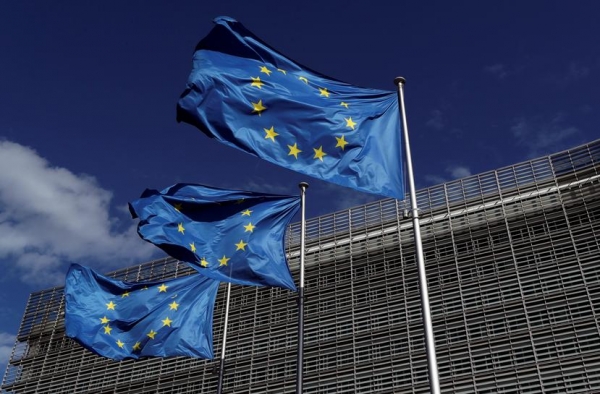 Bandiere dell&rsquo;Unione Europea davanti alla sede della Commissione, Bruxelles  