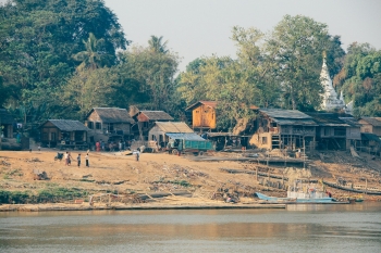Famiglia di etnia Rohingya vicino alla propria casa