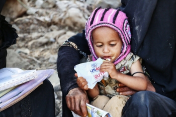 Un bambino yemenita mangia un sacchetto di cibo pronto all'uso, 2017