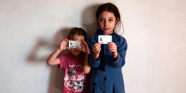 Bambini con i loro documenti