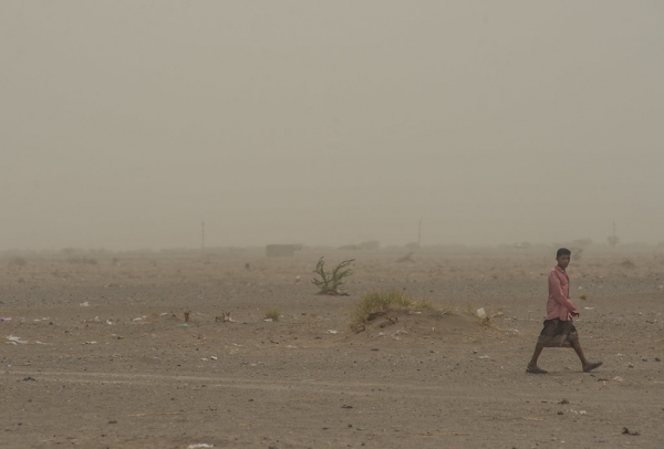 Un giovane cammina attraverso la landa desolata vicino ad al Khocha, sulla costa occidentale dello Yemen