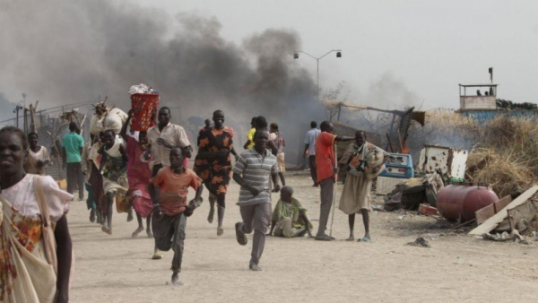 Civilians escaping fighting at a UN base in South Sudan 