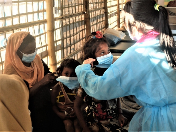 Un dottore dell&#039;IOM assiste una famiglia Rohingya nel campo profughi di Kutupalong a Cox’s Bazar, Bangladesh.