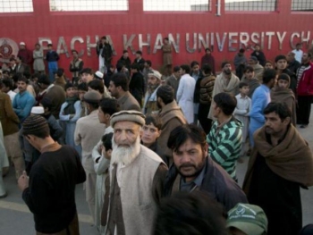 Familiari di studenti riuniti fuori l&#039;Università Bacha Khan nella città di Charsadda, a 35 km da Peshawar.