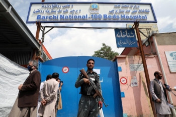 Militari afghani sorvegliano la clinica di maternità di Dashti Barchi a Kabul dopo l’attacco