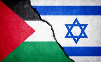 Bandiere israeliana e palestinese dipinte su un muro rotto