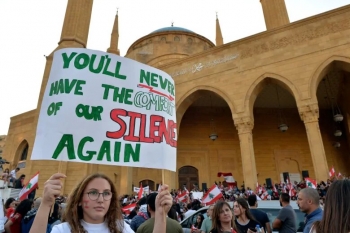 Manifestanti antigovernativi sostengono la libertà di parola durante le manifestazioni in Libano. Dicono &quot;Non avrete mai più il comfort del nostro silenzio&quot;
