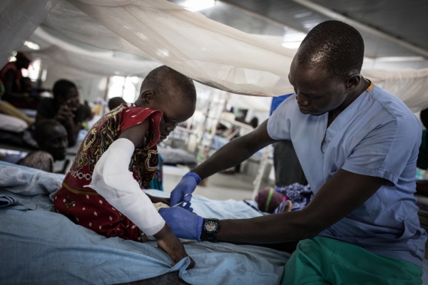 Personale medico del CICR si prende cura di una bambina con una ferita da arma da fuoco, Sud Sudan, 2019