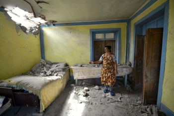 Casa di una donna azera dopo un bombardamento delle forze armene nella regione di Tovuz