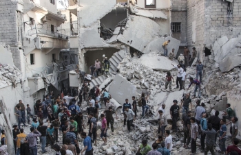 Civili che si riuniscono dopo un episodio di violenza da armi esplosive in Siria