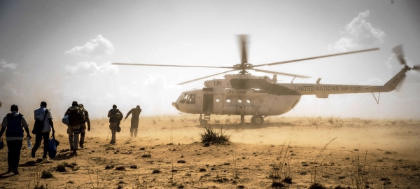 Peacekeeper dell’ONU ritornano al loro elicottero dopo una missione nella regione del Mopti in Mali