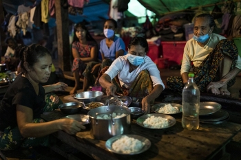 Alcune donne preparano la cena in un campo per sfollati interni a Mrauk U, Myanmar, agosto 2020
