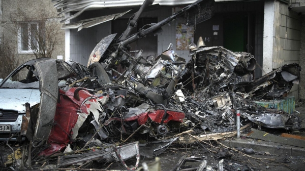 I resti dell’elicottero distrutto nella città di Brovary, vicino Kiev