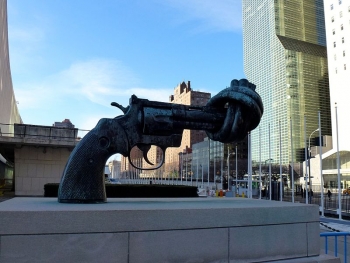 Il monumento della pistola annodata fuori dall&#039;edificio delle Nazioni Unite, New York City, USA