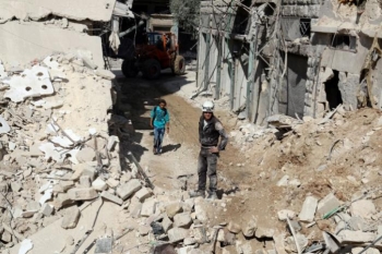  Ispezioni di un sito danneggiato da un attacco aereo nel quartiere al-Qaterji di Aleppo, controllato dai ribelli. Syria, 11 Ottobre 2016. 