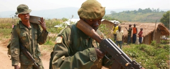 Forze armate della RDC pattugliano un villaggio nella provincia di Ituri
