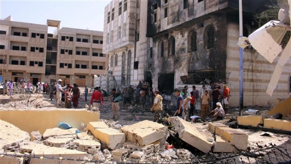 Civili nei pressi delle rovine di una moschea distrutta, Aden, Yemen