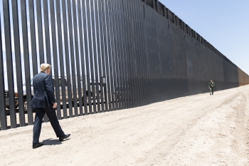Il Presidente Trump cammina lungo il 200esimo miglio del nuovo muro di confine tra USA e Messico, 23 giugno 2020