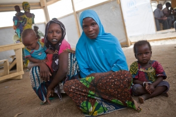 Una famiglia di profughi nigeriani nell’accampamento Kousseri nel Camerun a marzo 2015
