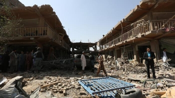 Case distrutte dopo un bombardamento a Kabul