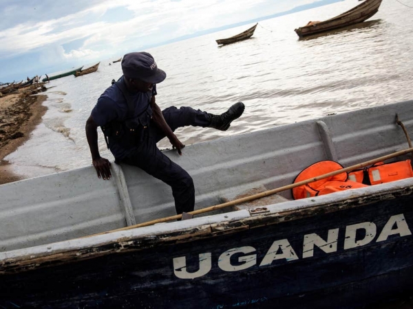 Didascalia: La polizia ugandese vigila sul Lago Albert al confine con la Repubblica Democratica del Congo