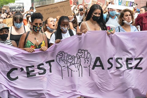 Donne in marcia ad una protesta contro la violenza di genere a Montrèal, Canada