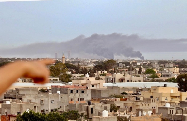 Il fumo sale sale sopra gli edifici di Tripoli durante i bombardamenti causati dalle forze di Haftar all&#039;inizio di questo mese