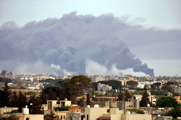 Maggio 2020, dai tetti di Tripoli si alza del fumo in seguito a un bombardamento delle forze di Haftar  