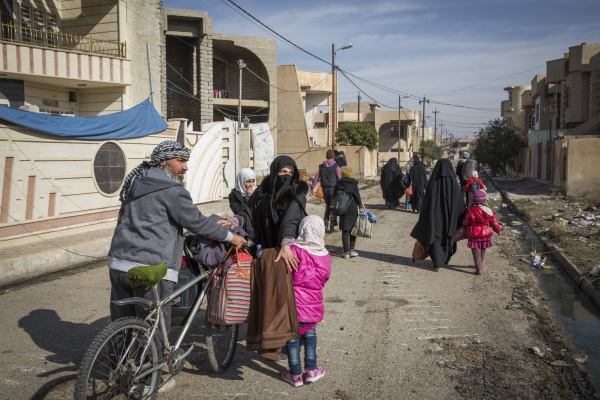 Delle famiglie fuggono da Al-Thaqafa, nei pressi di Mosul