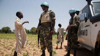 Alcuni caschi blu di UNAMID parlano con due bambini in Sudan