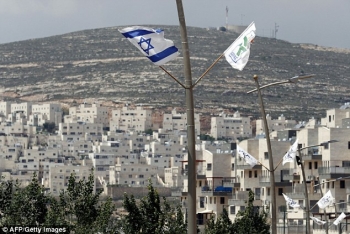 Una bandiera di Israele issata di fronte ad un insediamento ebraico nell’area di Gerusalemme 