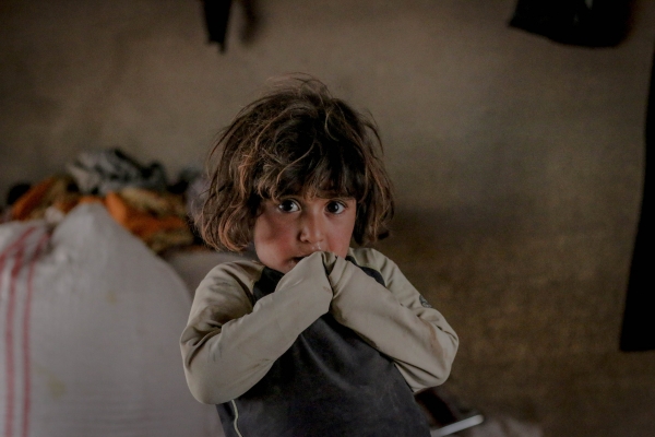 Un bambino rifugiato siriano posa per la telecamera, provincia di Idlib