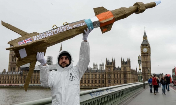 Attivista di Amnesty International che protesta contro la vendita di armi del Regno Unito all&#039;Arabia Saudita nel 2016 