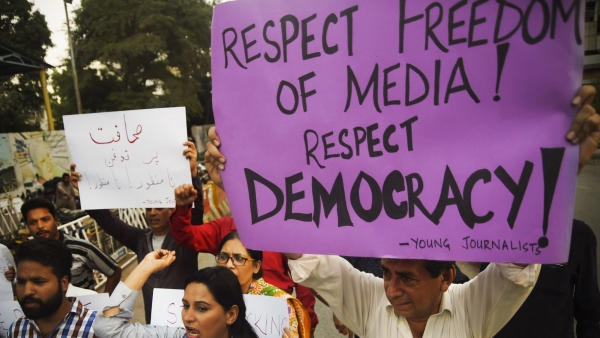 Attivisti pakistani protestano contro un attacco subito da un giornalista di un giornale locale per mano di alcuni sconosciuti. 