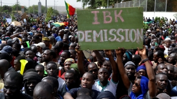 Manifestanti che protestano in Mali  