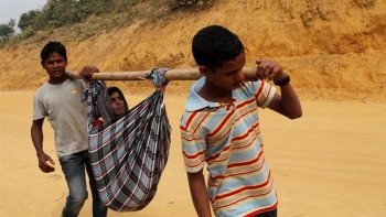 Giovani Rohingya in marcia