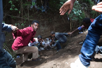 I feriti attendono i soccorsi dopo la calca durante la festa tradizionale Irrecha a Bishoftu, nella regione di Oromia