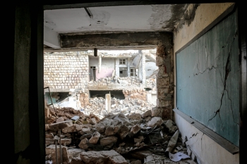 Un edificio distrutto dalla guerra a Idlib, Siria 