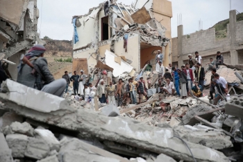  Tra le macerie di una casa distrutta dalle forze Saudite a Sana, Yemen
