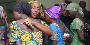 21 ragazze rilasciate nell’ottobre del 2016 con il vice presidente nigeriano Yemi Osinbajo ad Abuja, Nigeria. 