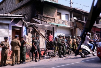 Soldati cingalesi pattugliano le zone colpite dagli attacchi nel distretto di Kandy