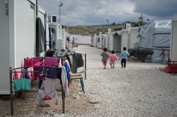Campo per sfollati siriani nella periferia di Atene, Grecia