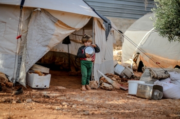 Una bambina siriana a Idlib, una delle città più colpite dal terremoto dello scorso febbraio