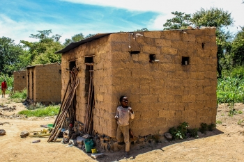 Un bambino vicino alla sua casa, Mozambico 
