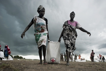 Due donne sud sudanesi che ricevono aiuti dalla Croce Rossa 